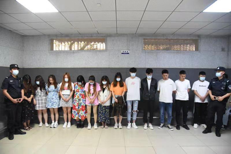 配资炒股投资 男子上班两天发现公司疑似诈骗报警，警方捣毁多个窝点