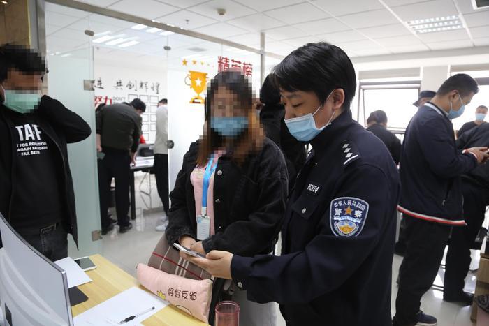 揭秘网络配资平台诈骗手法_股票配资平台公司_打击股票投资诈骗团伙