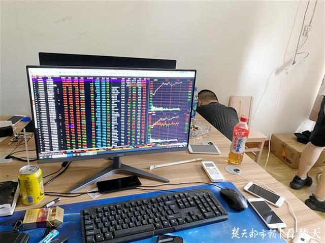 老股民轻信荐股老师，下载假平台炒股，几天亏15万才知受骗
